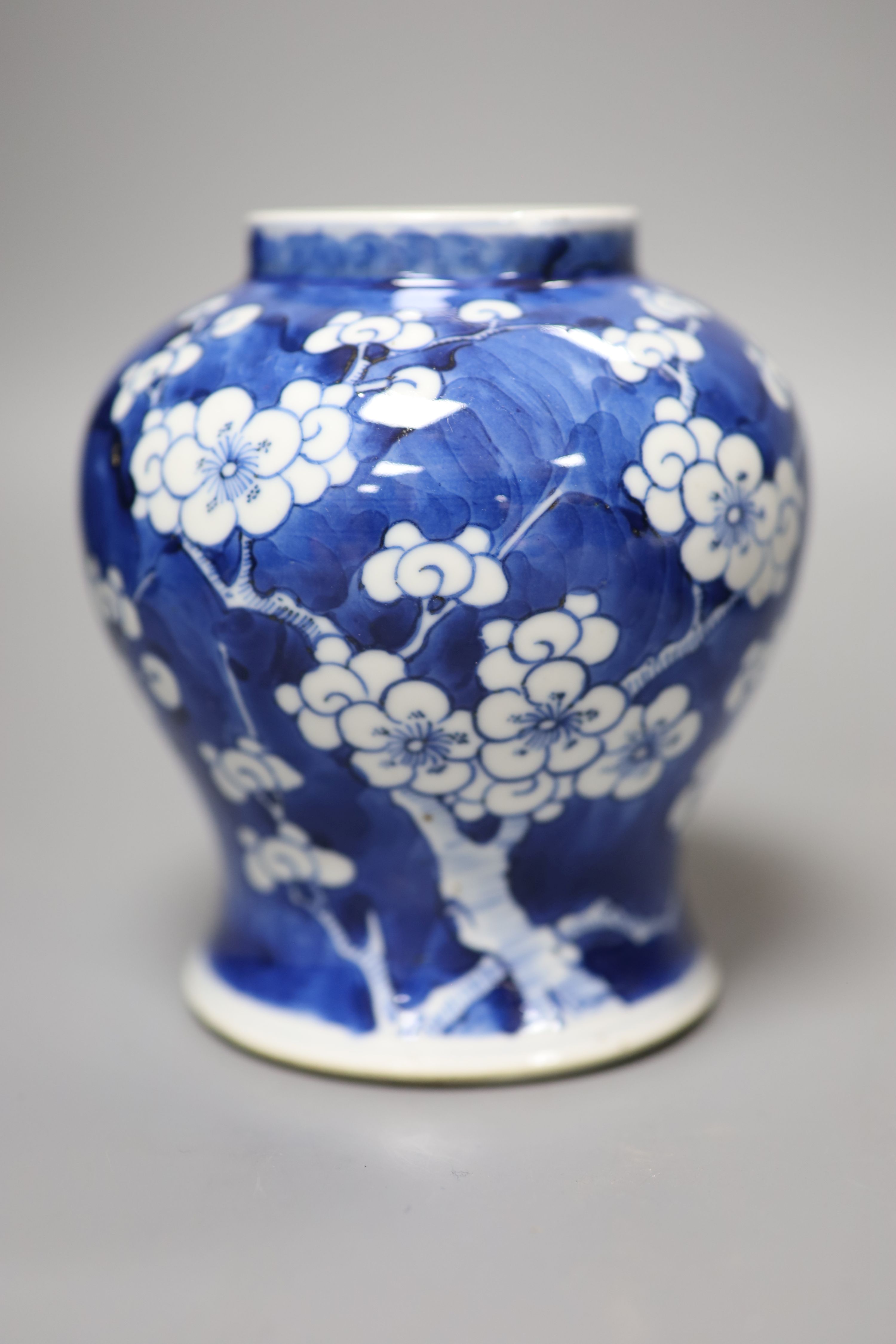 Two Chinese blue and white vases, one baluster and one cylindrical, late Qing, tallest 20.5cm